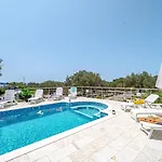 House With Pool Maja By Guide ヴィラ