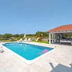 House With Pool Maja By Guide * ヴェラ・ルカ