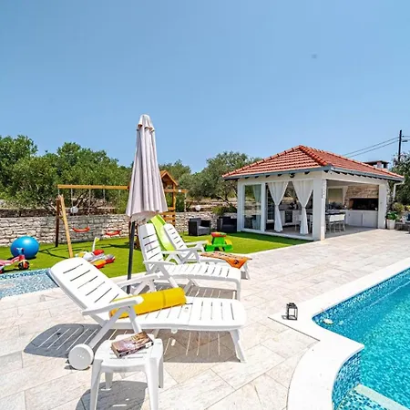 House With Pool Maja By Guide