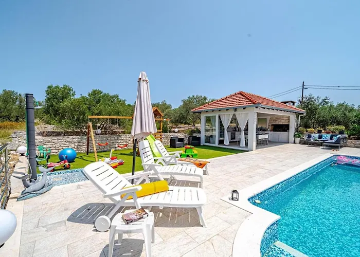 House With Pool Maja By Guide