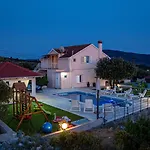 House With Pool Maja By Guide 别墅 尼亚卢卡