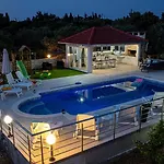 别墅 House With Pool Maja By Guide *