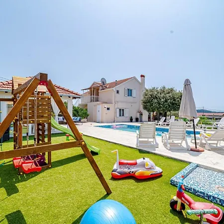 House With Pool Maja By Guide 别墅