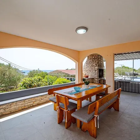 House With Pool Maja By Guide 别墅